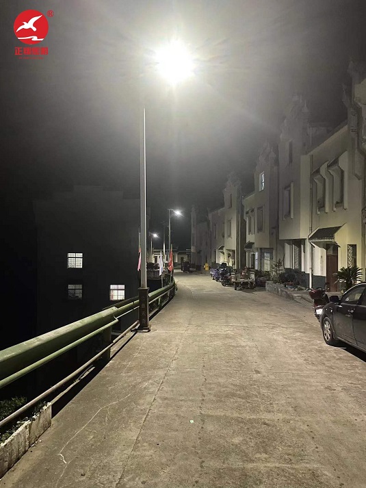 太阳能路灯夜晚亮灯