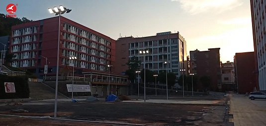 东莞虎门镇纺织服装学校球场灯安装