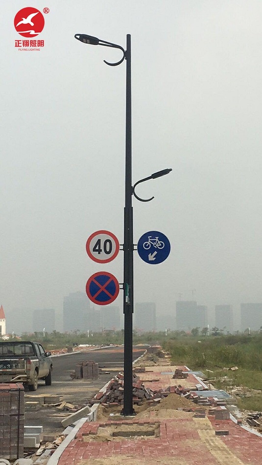  多功能带监控智能路灯