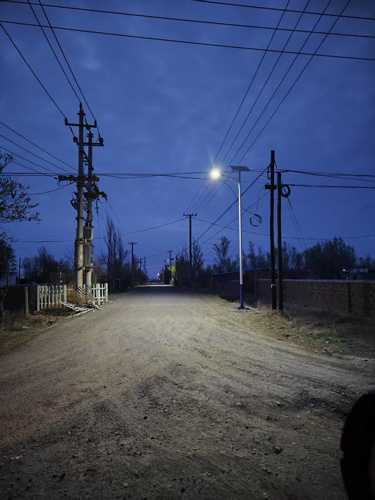 新疆阜康市上户沟乡200套太阳能路灯案例