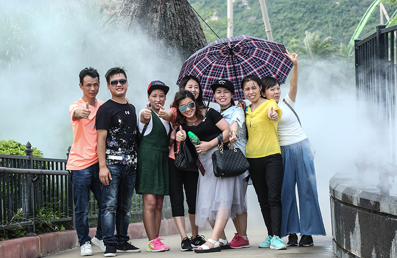 正翔照明制造中心合影